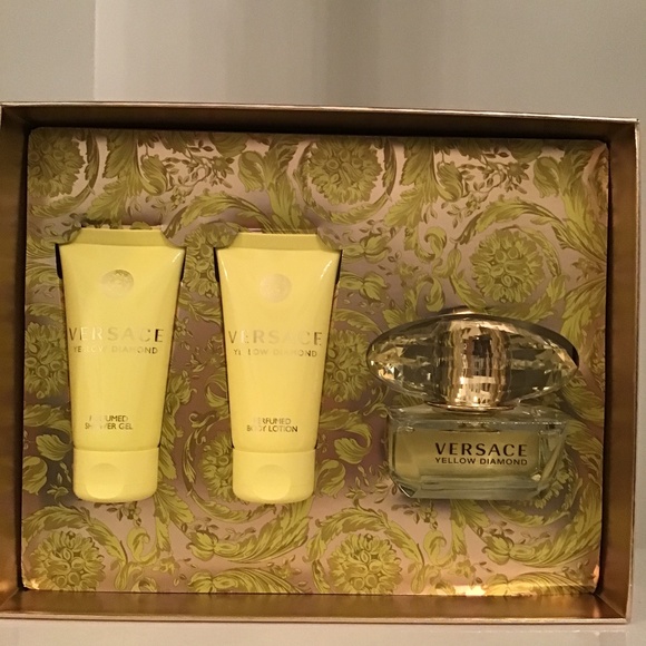 VERSACE Yellow Diamond 3pcs fragrance set with perfumed shower gel + body lotion - Picture 6 of 10